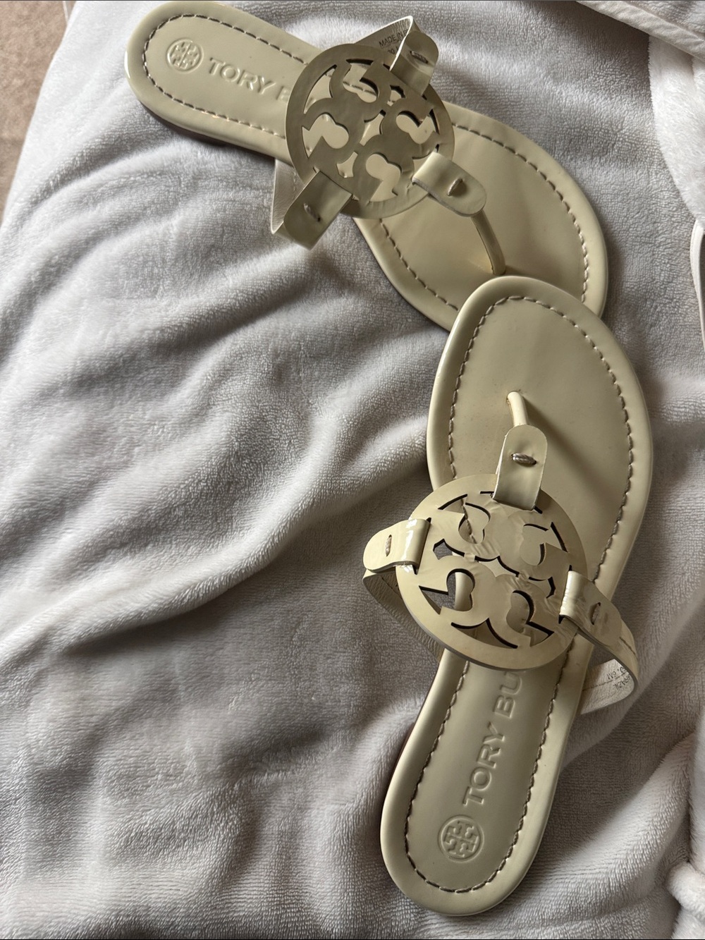 Tory Burch Patent Logo Thong Sandals in Off-White - Picture 5 of 6